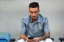 Afonso Sousa sedi i drži telefon na tribinama.