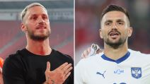 Marko Arnautović u crnoj majici s leve strane, Dušan Tadić u belom dresu Srbije s desne.