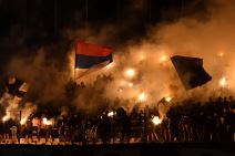 Navijači Partizana Grobari sa bakljama i zastavama.