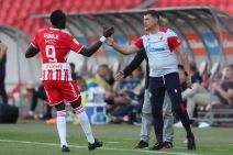 Vladan Milojević i Šerif Endiaje se pozdravljaju.