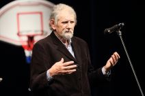 Nemanja Neca Đurić drži govor.