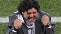 Maradona slavi gol i nosi dva sata na rukama
