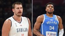 Nikola Jokić u belom dresu i Janis Adetokunbo u plavom.