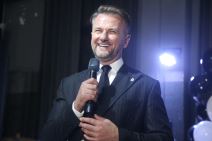 Ostoja Mijailović drži mikrofon i smeje se.