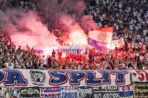 Navijači Torcide pale srpske zastave