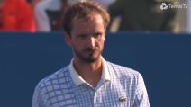 Danil Medvedev obara glavu posle poraza u Sinsinatiju.