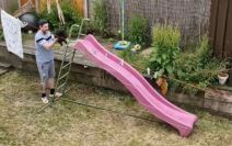 Vlasnik se igra sa psom na toboganu