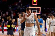 Goran Dragić u dresu Slovenije briše usta dresom.