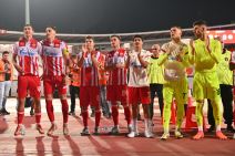 Fudbaleri Crvene zvezde pod tribinom pred navijačima.