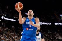 Nikola Jokić sa loptom u ruci u dresu Srbije.