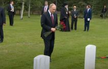 Vladimir Putin polaže cveće na grobove sovjetskih vojnika na Aljasci 2.jpg