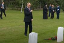 Vladimir Putin polaže cveće na grobove sovjetskih vojnika na Aljasci 3.jpg