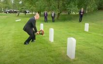 Vladimir Putin polaže cveće na grobove sovjetskih vojnika na Aljasci 4.jpg