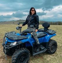 Zorana Miličić vozi kvad na odmoru u prirodu
