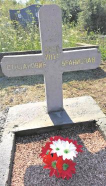 Darko nepoznatom čoveku podigao spomenik (3).jpg