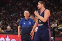 Svetislav Pešić i Nikola Jokić na tajm-autu Srbije