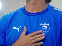 David Luiz pokazuje grb Pafosa, na kojem je borac za slobodu KipraEvagoras Palikarides.