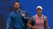Novak Đoković i Olga Danilović izlaze na teren US Opena.