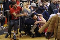 Branko Lazić se bacio u prvi red tribina