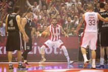 Branko Lazić zakucavanje preko Saše Pavlovića