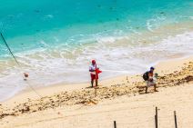 crvena zastava na plaži.jpg