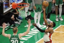 Malik Bizli daje koš protiv Bostona preko Hausera