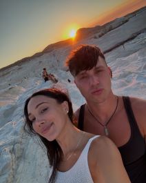 Skarlet Vas sa mužem koji joj je polubrat