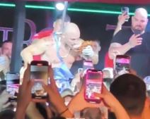 Desingerica jede jagnje na nastupu 2.jpg