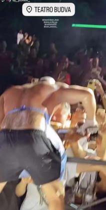 Desingerica jede jagnje na nastupu 3.jpg