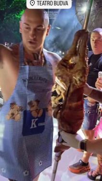 Desingerica jede jagnje na nastupu 4.jpg