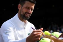 Novak Đoković potpisuje loptice na Vimbldonu.