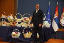 Aleksandar Vučić sa korpama proizvoda.