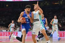 Tristan Vukčević protiv Eda Murića na utakmici Srbija Slovenija