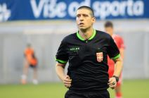 Sudija Radaković u crnom dresu.