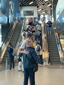 Vlade Divac na aerodromu u Beogradu posle operacije 3.jpg