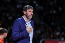 Aleks Mumbru s rukom na grudima.