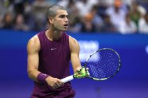 Karlos Alkaraz servira na US Openu