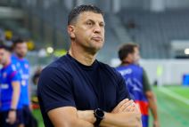 Vladan Milojević u crnoj majici na meču Crvene zvezde protiv Pafosa.