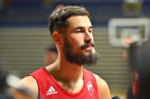 Nikola Kalinić daje izjavu u dresu Crvene zvezde.