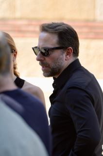 Supruga Gordana Kičića na ispraćaju za kremaciju Branislava Kičića 2.jpeg