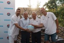 Osnivač brenda VODAVODA Vojin Đorđević zajedno sa selektorom Svetislavom Pešićem i košarkašima.jpg