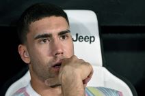 Dušan Vlahović zamišljen sedi na klupi Juventusa.