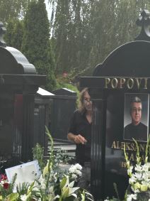 Rale stoji sam pored groba i pije (2).jpg