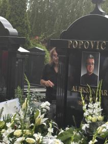 Rale stoji sam pored groba i pije (3).jpg