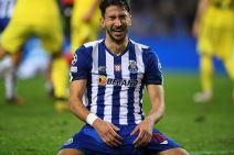 Marko Grujić u dresu Porta plače.