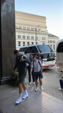 Fudbaleri Srbije stigli u Rigu (2).jpg