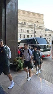 Fudbaleri Srbije stigli u Rigu (3).jpg