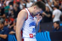 Aleksa Avramović ljubi krst na Eurobasketu