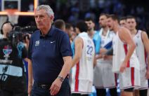 Svetislav Pešić i košarkaši Srbije.