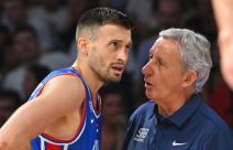 Aleksa Avramović i Svetislav Pešić u razgovoru na Eurobasketu